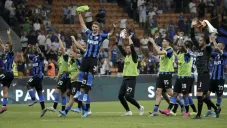 Jugadores del Inter festejan tras vencer al Lecce