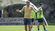 Míchel dirige un entrenamiento de Pumas