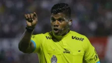 Árbitro Adalid Maganda, en el juego entre Cafetaleros y León en Copa MX