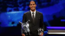Van Dijk presume sus premios en la gala de la UEFA