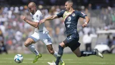 Carlos González y Guido Rodríguez pelea un esférico