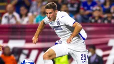 Santiago Giménez en un encuentro con Cruz Azul