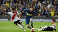 Nandez conduce balón ante marca de River Plate