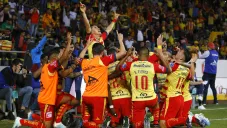 Los jugadores de Morelia celebran después del gol a Veracruz