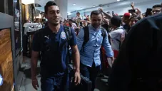Gael Sandoval y Mariano Varela junto a la afición rojiblanca