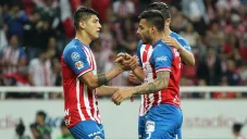 Alan Pulido y Alexis Vega en un partido con Chivas
