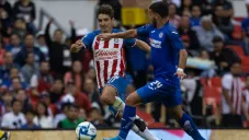 Isaac Brizuela y Juan Escobar disputan un balón