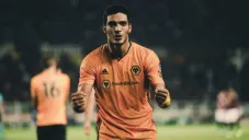 Raúl Jiménez celebrando una anotación con Wolverhampton