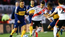 Carlos Tevez disputa el balón durante el clásico contra River Plate