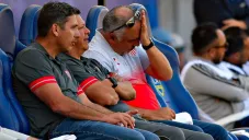 Guillermo Vázquez, estratega de Necaxa, lamentándose