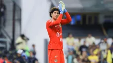 Memo Ochoa aplaude en un juego del América
