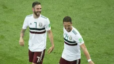 Miguel Layún y Chicharito Hernández durante un partido