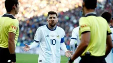 Lionel Messi reclama una decisión en Copa América