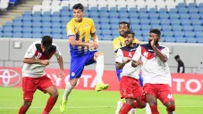 Moreno busca rematar un balón aéreo