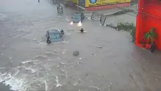 Momento en que joven es 'tragada' por una alcantarilla
