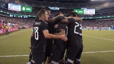 Jugadores del Tri celebran una diana contra Estados Unidos