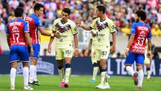 Acción durante el encuentro entre Chivas y América