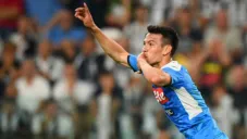 Hirving Lozano festeja un gol con el Napoli