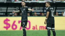 Miguel Layún y Marco Fabián en el juego del Tri