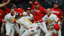 Jugadores de los Diablos festejan el triunfo en el Juego 6 vs Tigres