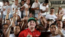 Andy Ruiz pasa un buen rato con los reclusos