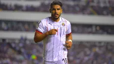 Miguel Ponce, durante un duelo con las Chivas