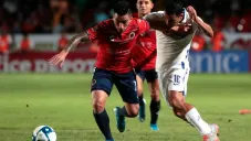 Bryan Carrasco y Adrián Aldrete luchan por el balón