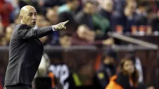 Pako Ayestarán en un partido con el Valencia