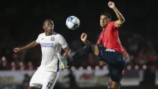 Bryan Angulo y Gabriel Peñalba luchan por el balón