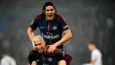 Kylian Mbappé y Edinson Cavani festejan un gol con el PSG