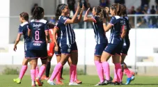 Jugadoras de Rayadas festeja un gol ante Veracruz