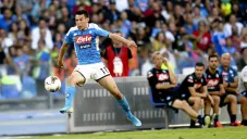 Chuky Lozano conduce la redonda en juego del Napoli