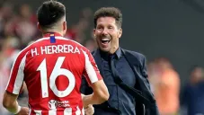 Simeone felicitó a Herrera tras su gol que representó el 2-2