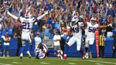 Jordan Poyer y Tremaine Edmunds festejan anotación