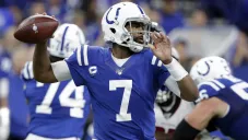 Jacoby Brissett se prepara para lanzar un pase ante Falcons