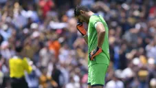 Corona se lamenta en el partido contra Pumas