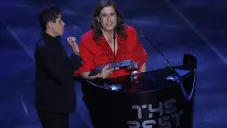 Silvia y su hijo, recibiendo el Premio The Best