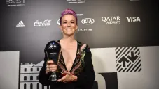 Megan Rapinoe posando con el The Best