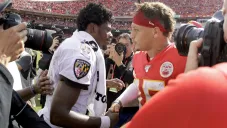 Lamar Jackson y Patrick Mahomes se saludan tras el partido entre Ravens y Chiefs