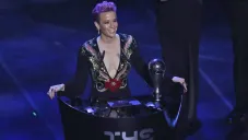 Megan Rapinoe posando con el The Best