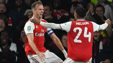 Jugadores del Arsenal celebran triunfo sobre el Nottingham Forest