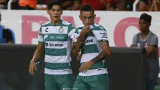 Brian Lozano festeja un gol contra el Atlas