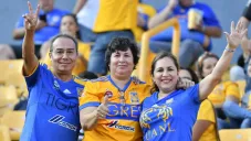Aficionados de Tigres en las gradas del Volcán