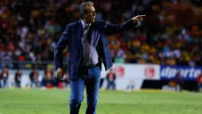 Boy da indicaciones en un juego de Chivas