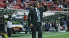 Tomás Boy da indicaciones en un juego de Chivas