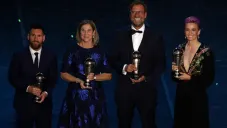 Messi, Ellis, Klopp y Rapione con su galardón en The Best