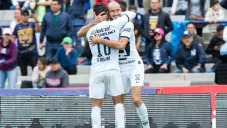 Carlos González celebra el primer gol de Pumas ante Santos