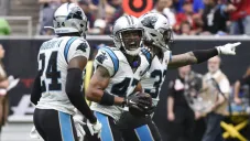 Ross Cockrell festeja tras interceptar un pase de Texans