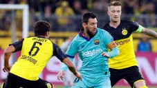 Messi disputa el balón en la Champions League