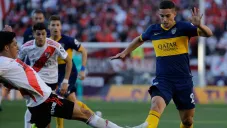 Enzo y Marcone pelean el balón en el Clásico